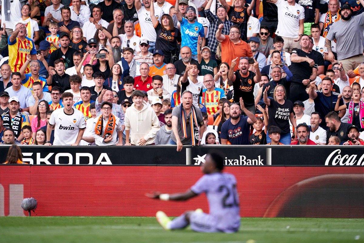 MadridXtra's tweet photo. 🚨 The case of the racist insults towards Vinicius have reached the ONU (United Nations). The High Commissioner for Human Rights has compared what happened in Mestalla to the murder of George Floyd. @tjcope https://t.co/Y7JdHd4iyE