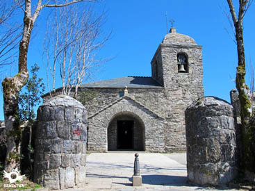Santuario de Santa María la Real Do Cebreiro ow.ly/fnCA50OsAR2 Una de las parada obligadas en el Camino Francés!!