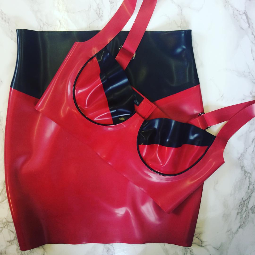 Y'know what two colours still go together perfectly? Red and blue. It's a classic vibe and we love it 🤎🖤

#latex #redandblack #redlatex #blacklatex #latextwopiece #latexset #latexbra #latexskirt #postfetish