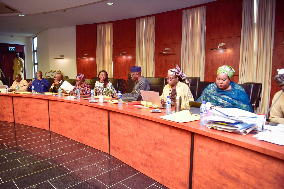 Malam Nasir @elrufai today chaired the valedictory session of the Kaduna State Executive Council. Governor-elect @ubasanius attended the meeting.