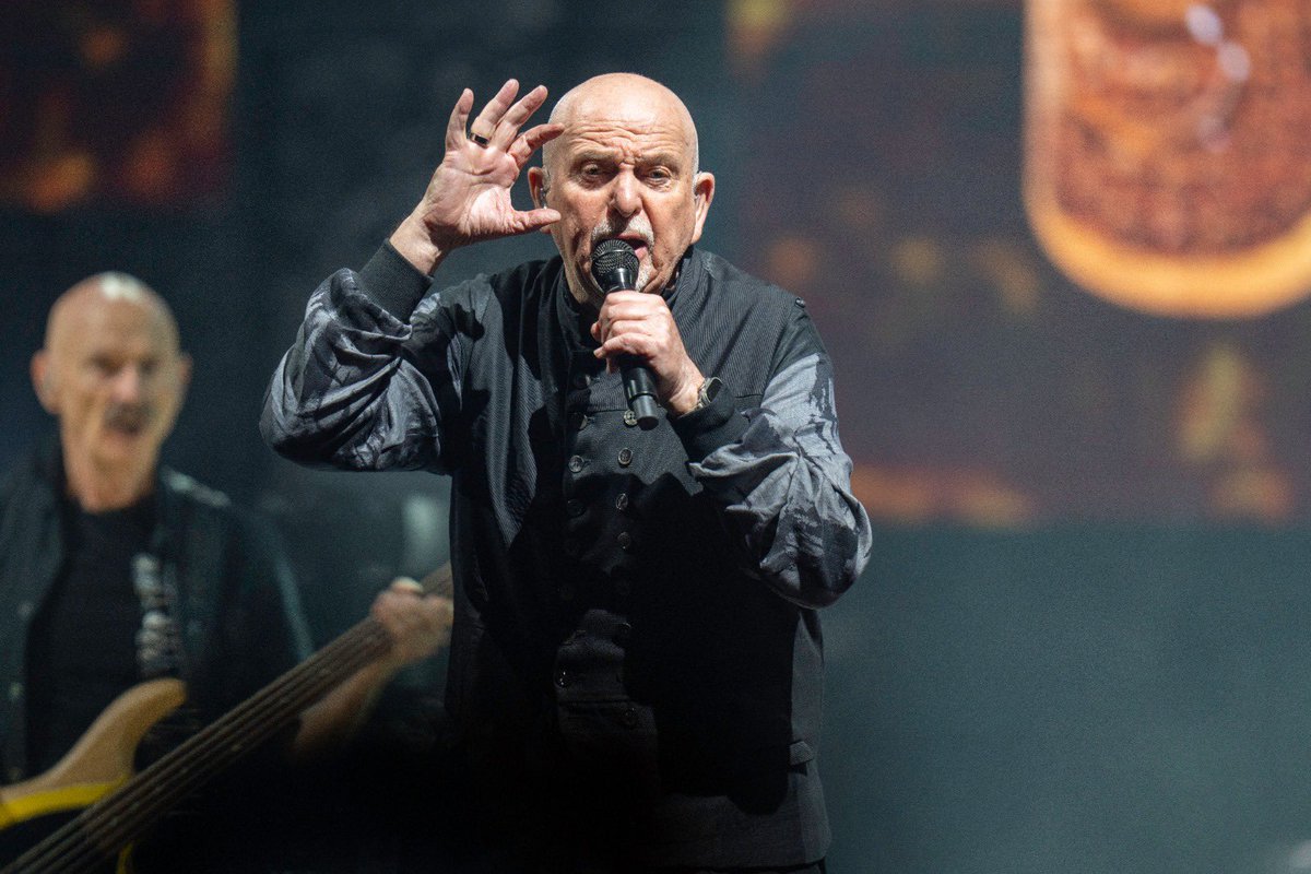 itspetergabriel's tweet photo. A few amazing shots from Paris last night by @yorktillyer 

‘i/o finds him ruminating on the simple pleasures of walking a dog and connecting with nature; Four Kinds of Horses is a surprisingly gentle vision of environmental apocalypse.’ - haunted new songs have fans punching the air 4* stars - The Guardian