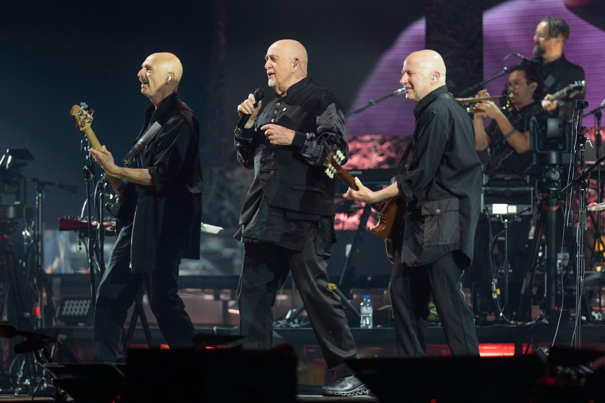 itspetergabriel's tweet photo. A few amazing shots from Paris last night by @yorktillyer 

‘i/o finds him ruminating on the simple pleasures of walking a dog and connecting with nature; Four Kinds of Horses is a surprisingly gentle vision of environmental apocalypse.’ - haunted new songs have fans punching the air 4* stars - The Guardian