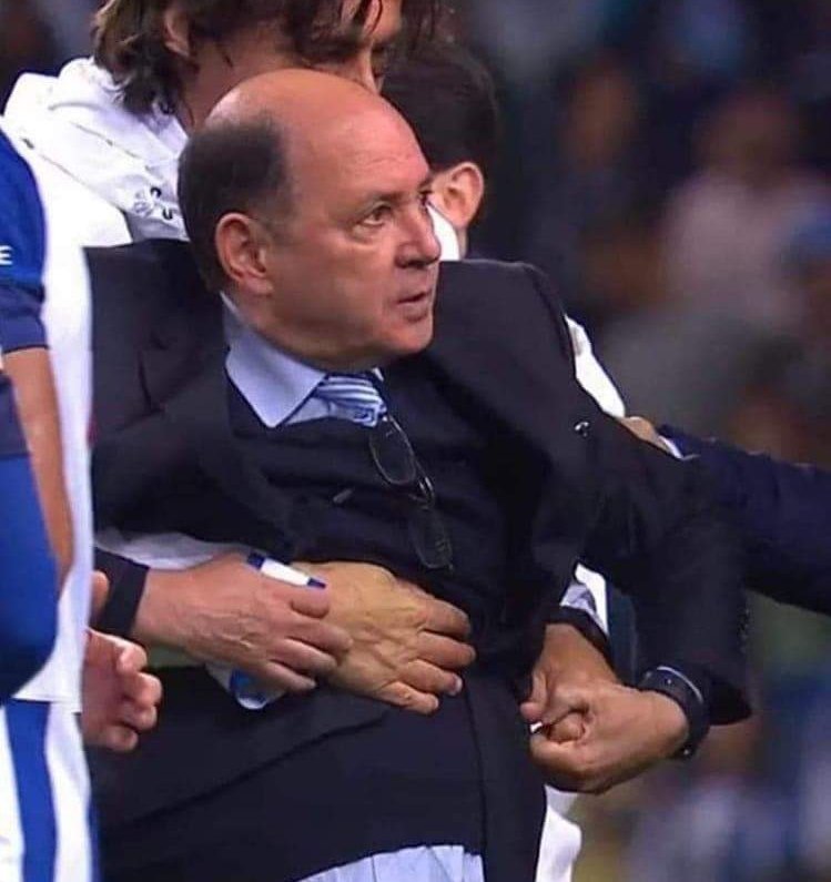 Os meus amigos sabem que percebo muito pouco de futebol... Pelo menos pensava assim!
Mas quando me dizem que este indivíduo, de fato e gravata, tem mais minutos em campo que o jogador David Carmo, então chego à conclusão que não percebo mesmo nada!

Parece um pitbul...