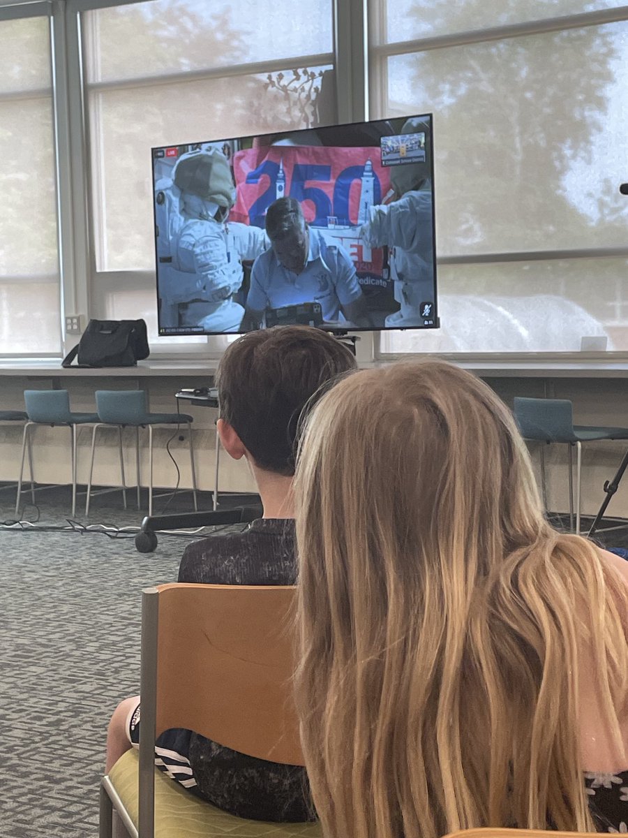 comsprincipal's tweet image. Capt Bowen prepares to talk to the kids from space!! ⁦@Space_Station⁩ #proudtobecms #proudtobecps