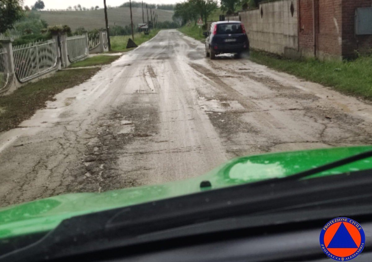 PCProvAL's tweet photo. ⚠️ prestare attenzione in #ValCerrina. 
A seguito delle forti precipitazioni di questa sera 24 Maggio, le strade risultano fangose. 
Nelle foto le strade a #Solonghello 
#allertameteoPIE

Foto: #RdV Gianfranco Balocco https://t.co/xZCzrBSK35