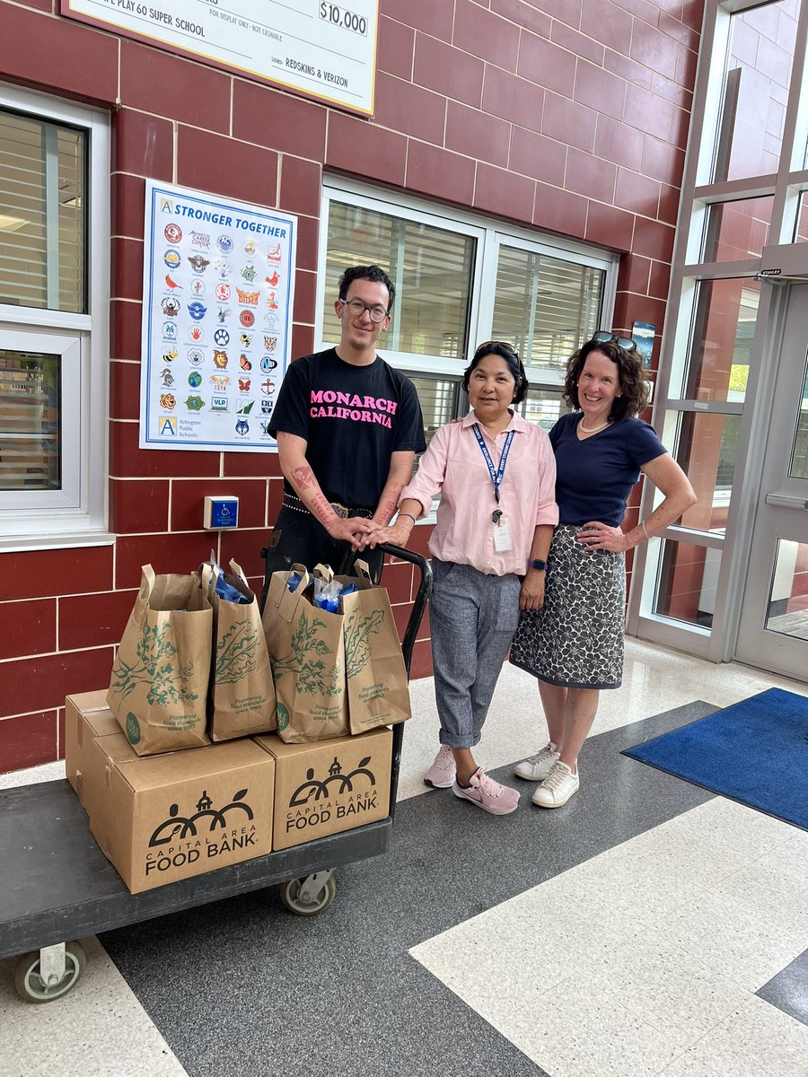 GlebeVolunteers's tweet image. Thank you Charlie Mai from Our Lady Queen of Peace 😊 every Wednesday they deliver food for our families.. we appreciate everything you all do
#APSisAwesome #APSGetInvolved