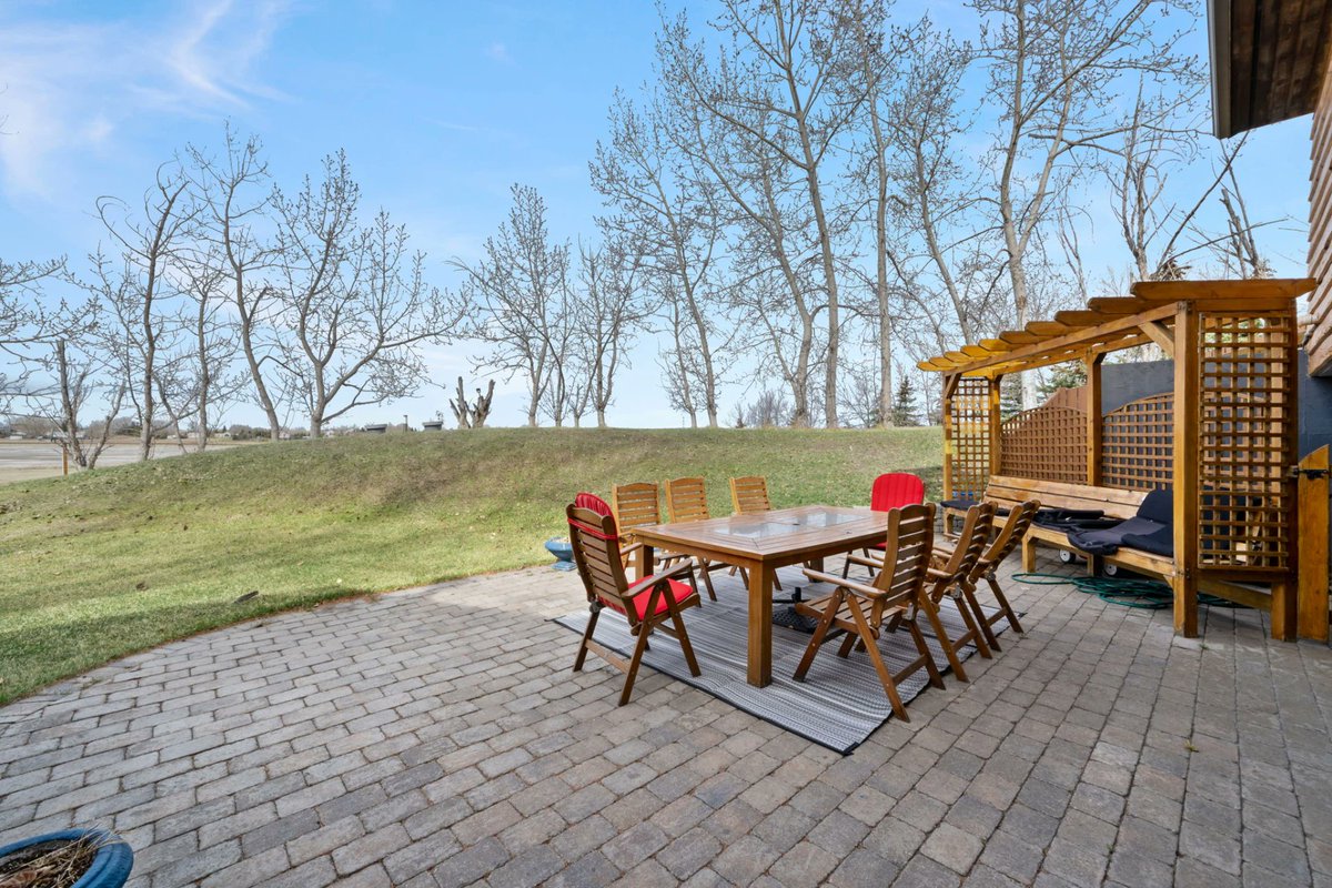 HCinCalgary's tweet photo. Stunning Acreage in Rocky View County!
OPEN HOUSE - Saturday, May 27th from 1-4 pm
323 Shore Drive, Rocky View County
$1,099,900
Please visit us at https://t.co/ZL711vFhON for all the details https://t.co/nlFAnowvsp