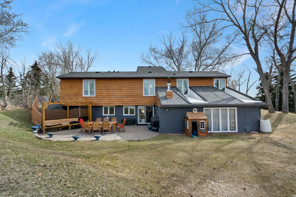 HCinCalgary's tweet photo. Stunning Acreage in Rocky View County!
OPEN HOUSE - Saturday, May 27th from 1-4 pm
323 Shore Drive, Rocky View County
$1,099,900
Please visit us at https://t.co/ZL711vFhON for all the details https://t.co/nlFAnowvsp