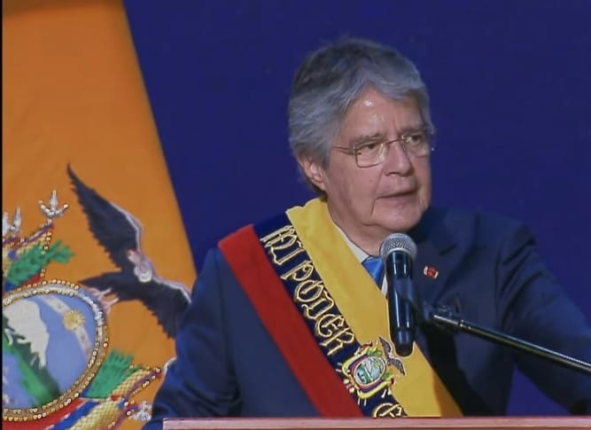 LassoGuillermo's tweet photo. Hace ocho días, utilizando un mecanismo democrático reconocido en la Constitución de la República, puse fin a una confrontación política que tenía inmerso al país en una crisis que se agudizaba con el tiempo. 

Disolver la Asamblea Nacional, sobre la base del artículo 148 de nuestra Constitución, cerró un largo capítulo de desinstitucionalización y abuso de poder, liderado por sectores políticos que se habían trazado como meta la cooptación de todo el Estado. 

Después de esta decisión histórica, por la profundidad de su significado, nunca más un presidente de la República quedará a merced de una Asamblea que dedique su tiempo a conspirar e impedir que un Gobierno avance en la agenda para el desarrollo del país.

#InformeALaNación🇪🇨       
#24DeMayo