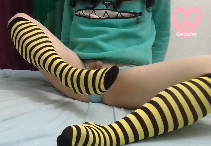 Come here, I want to massage your face with my feets ;3 #feetfethish #Femboy #kneesocks #feetpic https://t