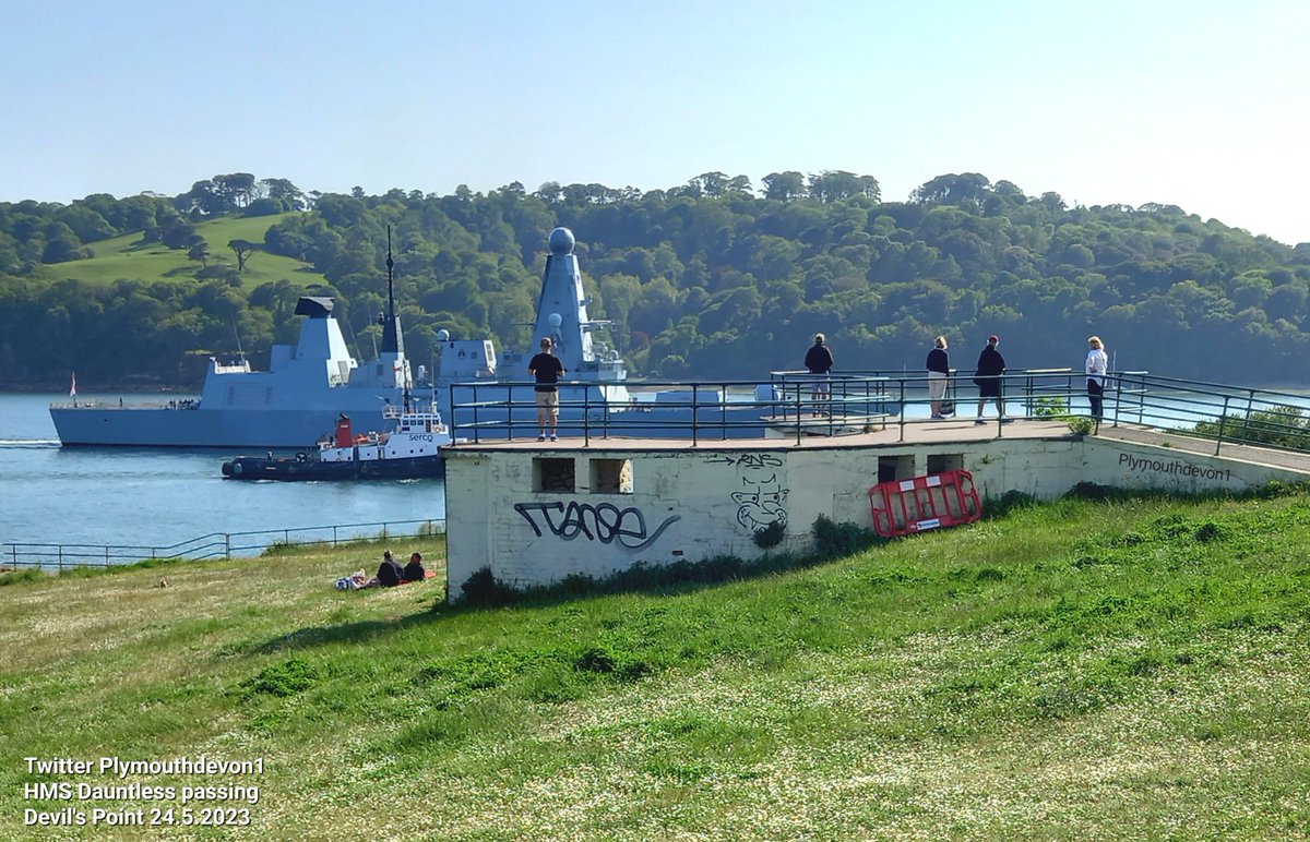 PlymouthDevon1's tweet photo. 🇬🇧 HMS Dauntless (D33) sailing inbound to Devonport Plymouth this evening, past Drake's Island & Devil's Point. #HMSDauntless #Devonport #BritainsOceanCity #warships @HMSDauntless #D33 #warship #Plymouth #DevilsPoint #DrakesIsland https://t.co/FP5hDQhk7j