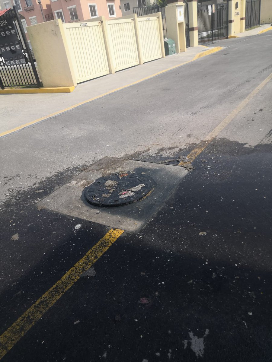 nitrocondrias's tweet photo. @CAASIM Buen día ojalá puedan atender nuestro reporte es en el fraccionamiento Real Navarra en Tellez, el agua con suciedad lleva 4 dias saliendo por las coladeras, ya se han realizado varios reportes uno de los es el 1941299 del día de ayer por favor necesitamos se atienda!!! https://t.co/h5ulGWmkIj