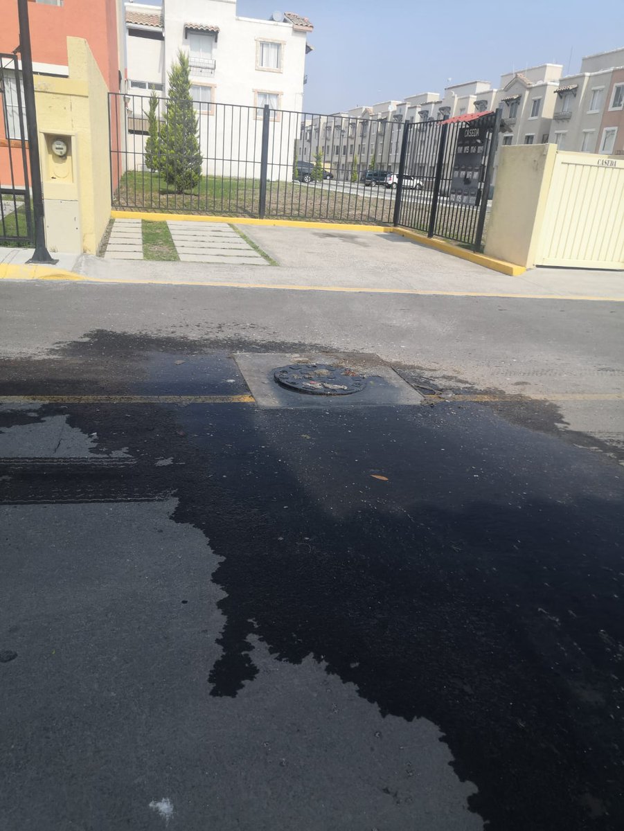 nitrocondrias's tweet photo. @CAASIM Buen día ojalá puedan atender nuestro reporte es en el fraccionamiento Real Navarra en Tellez, el agua con suciedad lleva 4 dias saliendo por las coladeras, ya se han realizado varios reportes uno de los es el 1941299 del día de ayer por favor necesitamos se atienda!!! https://t.co/h5ulGWmkIj