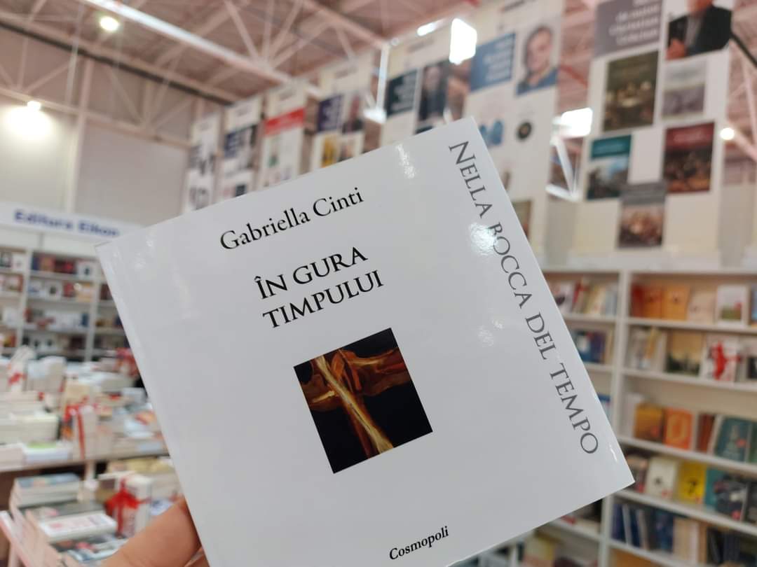 filippo_ravizza's tweet photo. Editura Cosmopoli, ospitata nel grande stand di Editura Eikon, al Salone Internazionale del Libro di Bucarest, in corso in questi giorni. L'Italia è l'ospite d'onore, Editura espone anche il mio "Panzele Orizontului"(Le Vele dell'Orizzonte). https://t.co/BTcNOeW3l2