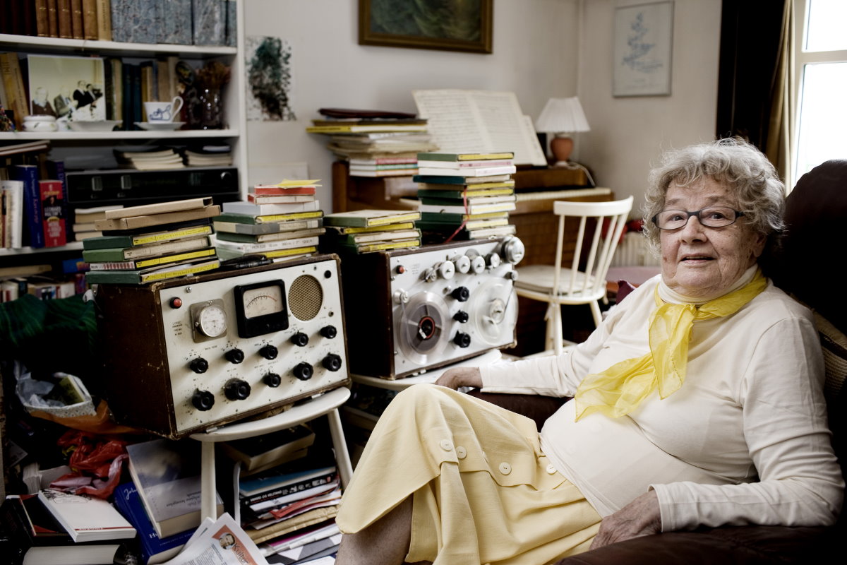 Jako malá byla upoutaná na lůžko a v horečkách se jí všechny okolní zvuky proměnily v souvislé skladby. Jako náctiletá pomáhala sabotérům vyhazovat do povětří stanoviště nácků. Jako dospělá se stala pionýrkou elektronické hudby v Dánsku. Else Marie Pade.