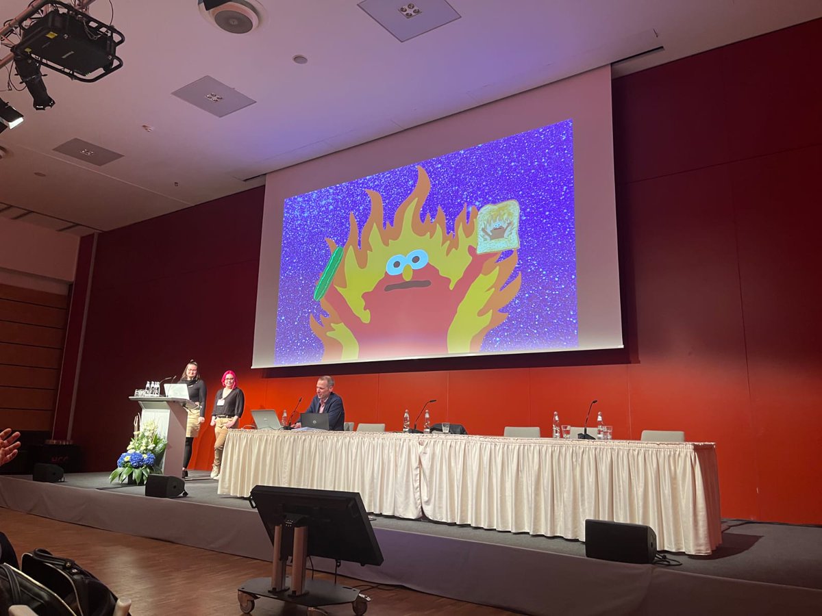 Unsere "professionellen" Anfangsfolien. Und die "epischste Folie" die ein Konferenzsaal jemals gesehen hat. Danke an alle die dabei waren! Und Hallo an alle Neuen!