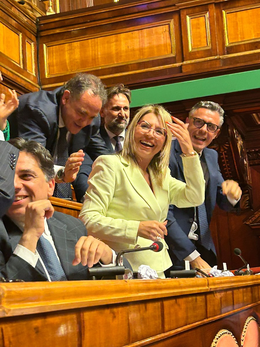 Quando  si lavora compatti per il bene del Paese non si può che vincere! Il Senato approva con una maggioranza straordinaria il decreto sul collegamento stabile tra Sicilia e Calabria. Il Ponte sullo Stretto sarà presto una realtà!
Questo è il Governo del fare!