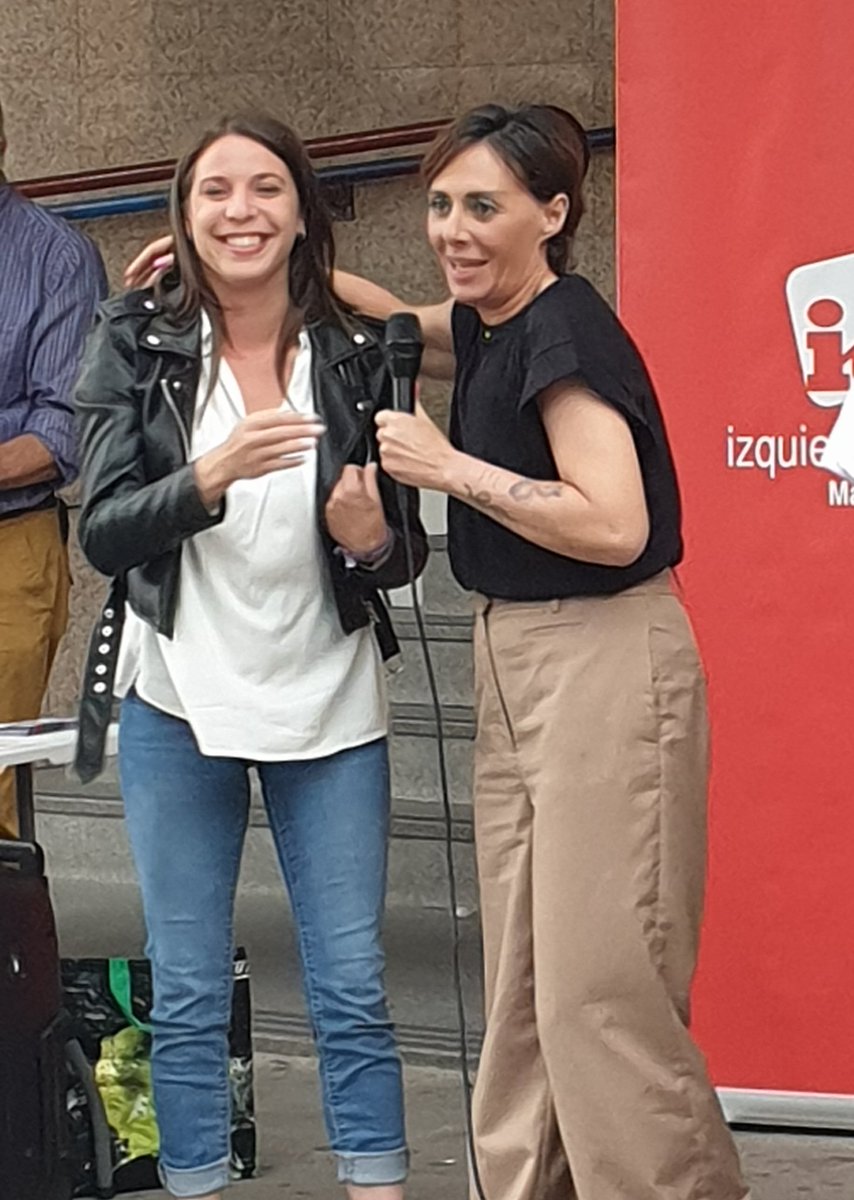 PodemosLeganes's tweet photo. Nuestra candidata @alba_pul recibiendo el relevo de su compañera y amiga #GemaGil en el acto central #ValentiaParaTrasnformar #Leganés junto a los compas de @iuenleganes y @AlianzaVerde_ vamos a #TransformarLeganesConCorazon

Este #28Mayo vota #PodemosAlianzaVerdeIzquierdaUnida https://t.co/IaVJM8zT8f