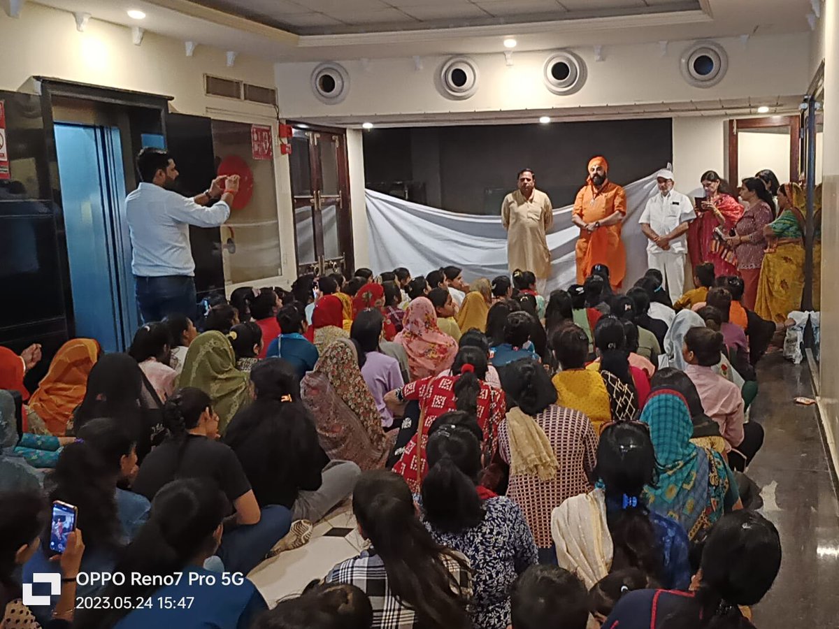 avdesachary's tweet image. सीकर शिवमंदिर सिनेमा हॉल मे मातृशक्ति बहनों को #thekerlastory फिल्म दिखाई फिल्म सनातनी बेटियों को लव जिहाद से बचाने के लिए प्रेरणादायक है यह सत्य घटना पर आधारित फ़िल्म है इस फिल्म को दिखाने में  एमबी ज्वैलर्स के शिवप्रसाद जी सोनी मधु जी सोनी ने योगदान दिया l
🚩जय श्रीमन्नारायण 🚩