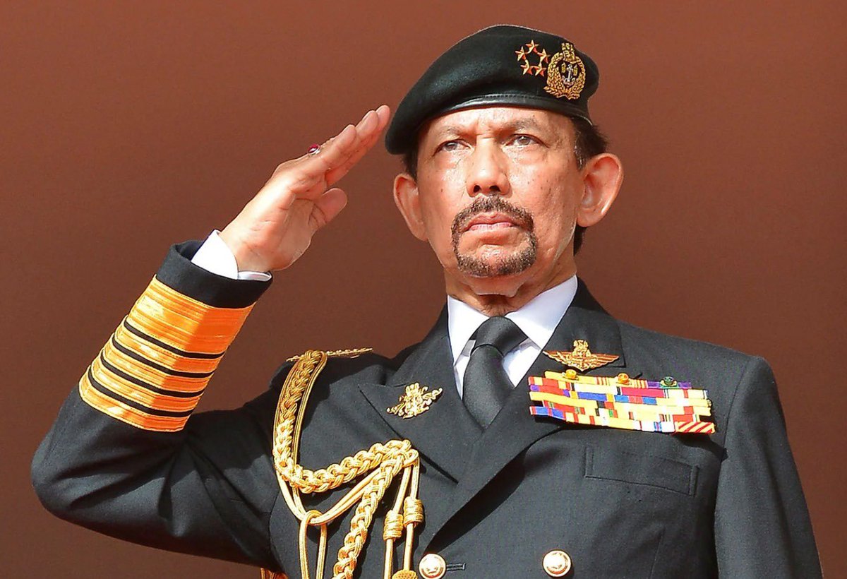 truestreetmedia's tweet photo. Meet Hassanal Bolkiah.

He was the Sultan of Brunei.

He met with Epstein in 2002, with Bill Clinton.

He was in Epstein's book. 

He was sued by Miss USA in 1997, who alleged she was Bolkiah's sex slave.

The suit was dismissed on grounds that Bolkiah had sovereign immunity. https://t.co/N6OY09B83o