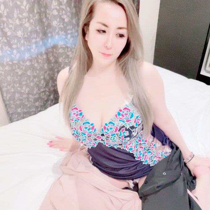 おやすみよー😘 https://t.co/hOilQ7BFx4<a href="/tag/%E9%9D%92%E5%B1%B1%E8%91%B5"class="tags"><span>#青山葵</span></a><a href="/tag/%E3%82%AB%E3%83%83%E3%83%88"class="tags"><span>#カット</span></a><a href="/tag/%E3%82%AA%E3%83%BC%E3%83%90%E3%83%BC%E3%82%B5%E3%82%A4%E3%82%BA"class="tags"><span>#オーバーサイズ</span></a><a href="/tag/%E6%9C%80%E8%BF%91%E3%81%AE%E3%81%82%E3%81%9F%E3%81%97"class="tags"><span>#最近のあたし</span></a>