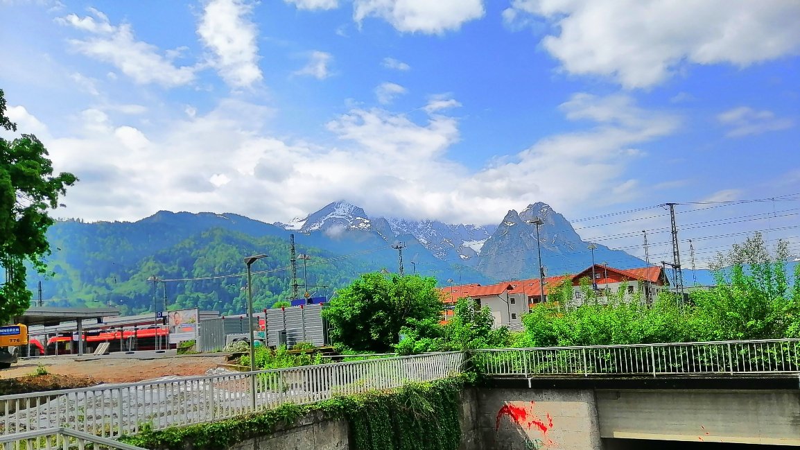 Nádraží v Garmisch-Partenkirchenu obležené horami.
#germany #bayern #bahnhof #garmischpartenkirchen #railwaystation #travelphotography