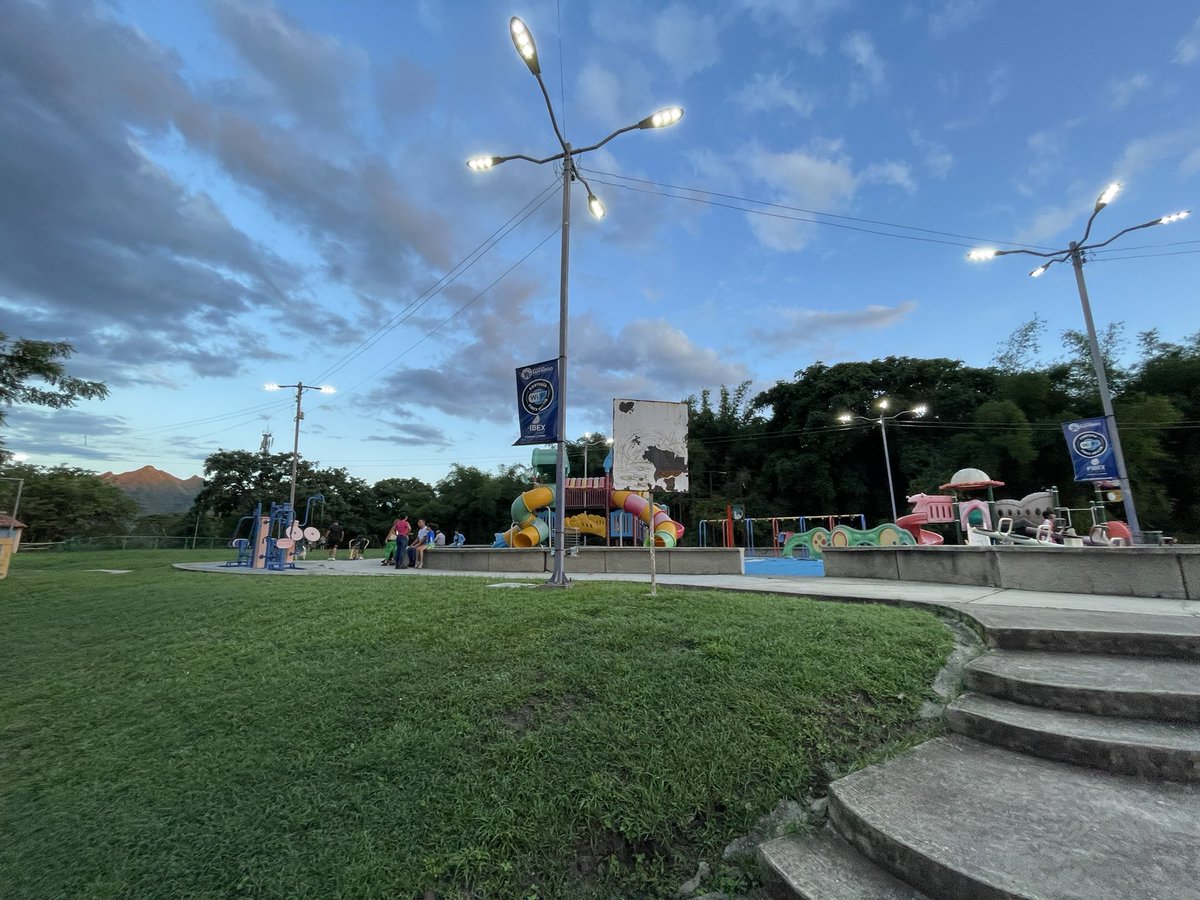 Ayer estuve en el parque de El Tulipán (San Diego, Val)

Tiene WiFi gratis a 68Mbps 

Es de Fibex, dura 30 minutos (no sé si renovables). 

Me parece genial