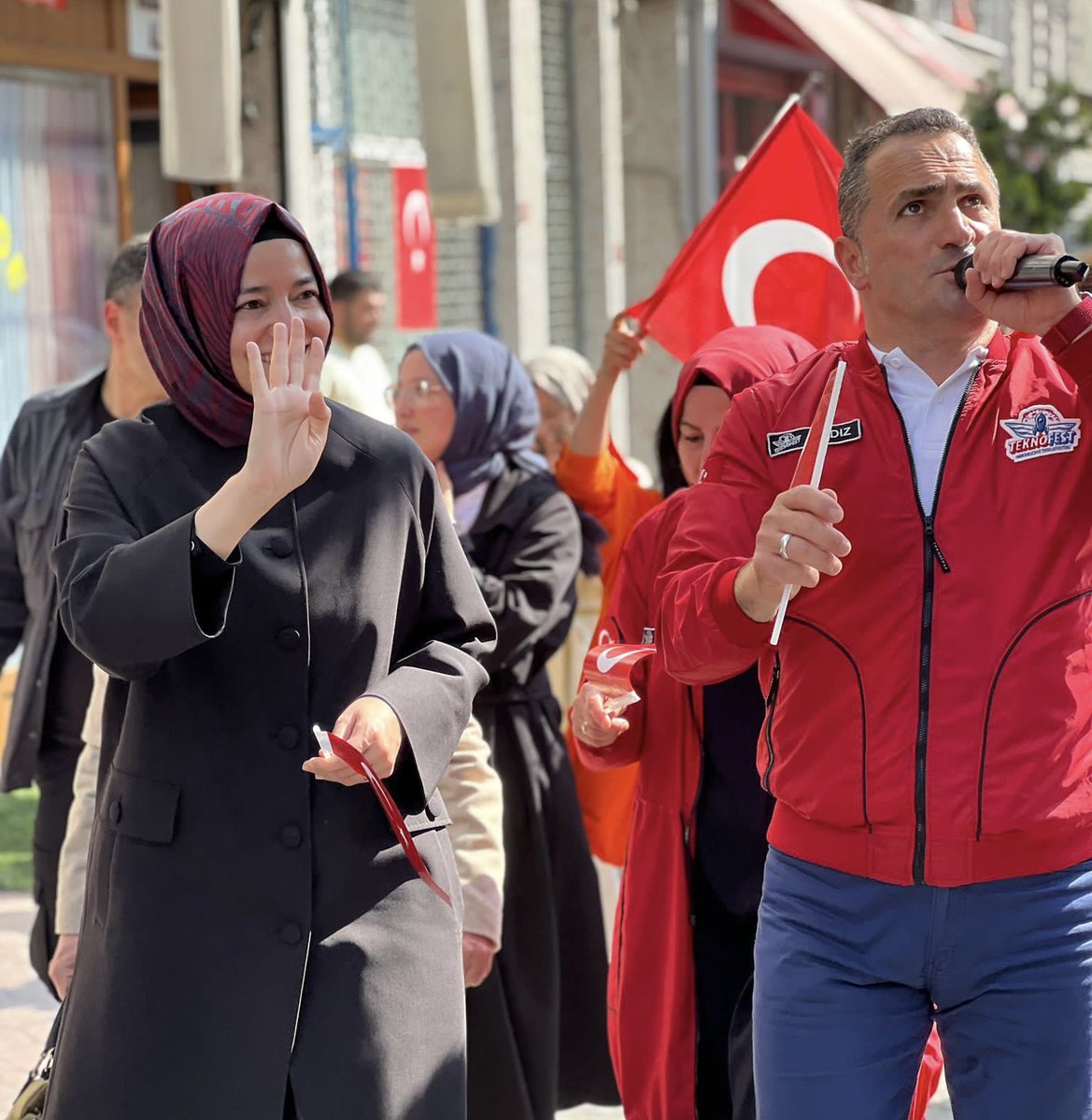 Haydar Ali Yıldız başkanımız ve teşkilatımızla Beyoğlu sokaklarındaydık.

Milletimizin teveccühüyle tarifsiz bir coşku yaşadık.

28 Mayıs’ta da Büyük Türkiye Zaferi coşkusunu yaşayacağız.

#TürkiyeKazanacak