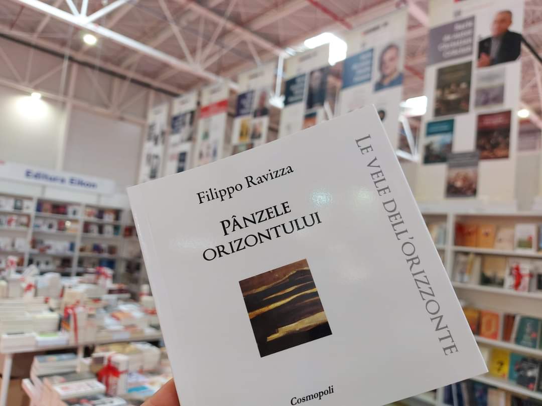 filippo_ravizza's tweet photo. Editura Cosmopoli, ospitata nel grande stand di Editura Eikon, al Salone Internazionale del Libro di Bucarest, in corso in questi giorni. L'Italia è l'ospite d'onore, Editura espone anche il mio "Panzele Orizontului"(Le Vele dell'Orizzonte). https://t.co/zjgzFtCbaE