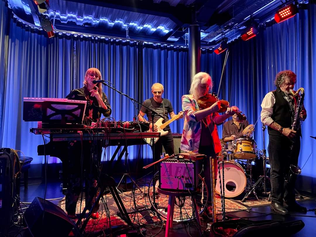 Lucky_Liguori's tweet photo. What a brilliant show with wonderful people!
#Sothiac #PatMoonchy #SylviaHallet #PaulJolly #TerryDay #LuckyLiguori.
Thank you #Vortex to be were our magic stage! #DaveTucker to managed our sound.
#BlancaRegina for her touch of color.
Hope to back on stage asap!
Love! https://t.co/pfckcrsPaH