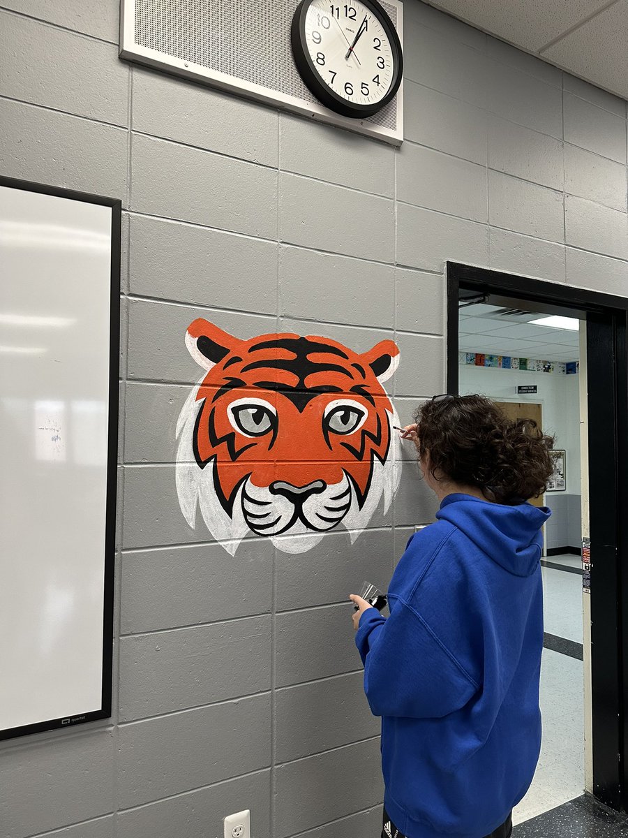 BTSDcurriculum's tweet photo. Thank you SO much to the BHS Art Students, Mrs. Williams and Ms. Polcino for coming over to give the PD Room some Bengal Pride! It looks AMAZING🧡🖤 https://t.co/ln8Uzd5KcH