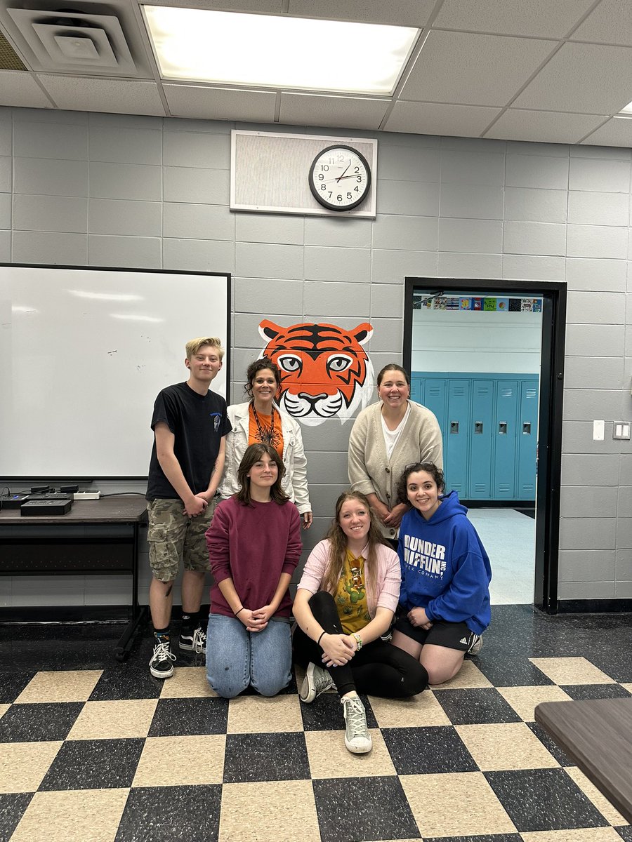 Thank you SO much to the BHS Art Students, Mrs. Williams and Ms. Polcino for coming over to give the PD Room some Bengal Pride! It looks AMAZING🧡🖤