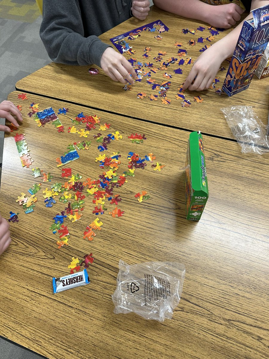 More people joined us today for the great puzzle! Stop by to get signed up🙂🧩