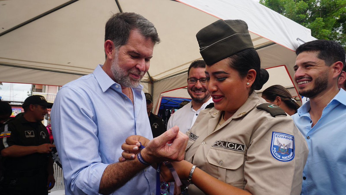goberguayasec's tweet photo. El gobernador Francesco Tabacchi en #Milagro.
✅ Presidió mesa de seguridad, se incorporarán 500 nuevos policías para fortalecer el orden y combatir la delincuencia. 
✅ Participó de feria productiva, se entregaron créditos del 1x30 de @BanEcuadorBP. https://t.co/8iIUS3LuWM