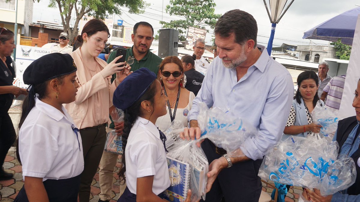 goberguayasec's tweet photo. El gobernador Francesco Tabacchi en #Milagro.
✅ Presidió mesa de seguridad, se incorporarán 500 nuevos policías para fortalecer el orden y combatir la delincuencia. 
✅ Participó de feria productiva, se entregaron créditos del 1x30 de @BanEcuadorBP. https://t.co/8iIUS3LuWM