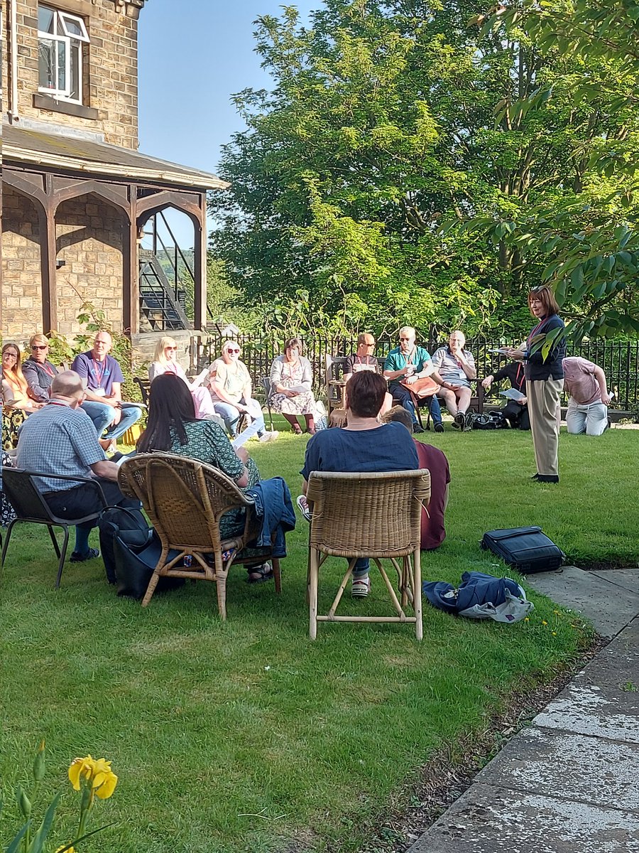 On sunlit evenings like this, it's a good decision to take evening prayer outside (the noise of the trains didn't stop us!).

@sthildcollege @CR_Mirfield @cofe #ordinands #theologicalstudy