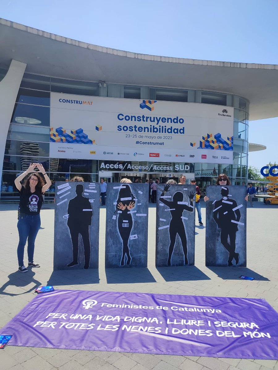 feministes_cat's tweet image. Avui hem tornat a la Fira per dir NO a la prostitució i denunciar que Barcelona ha esdevingut una de les principals destinacions de turisme d'explotació sexual. Aquesta vegada a #Construmat, que fa una anys era la fira que més beneficis donava al sector, ara desbancada pel #MWC.