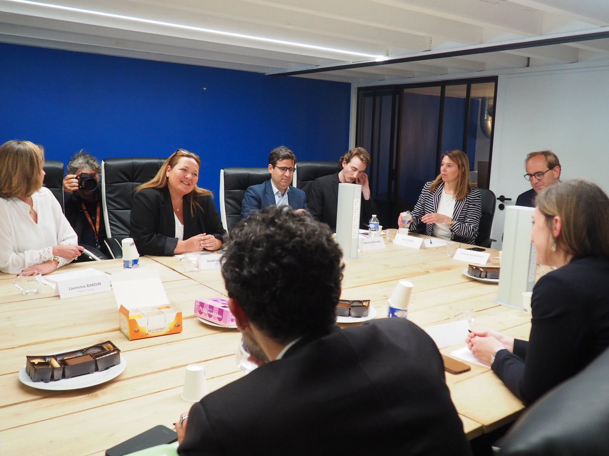 CGrandjean_'s tweet photo. Nos échanges avec @AdeccoGroupFR et @VAELes2Rives en quelques mots : « c’est en forgeant qu’on devient forgeron ».

Leurs équipes sont déjà mobilisées pour expérimenter la VAE inversée, une formation en situation de travail qui permet la reconnaissance d’un diplôme à l’issue. https://t.co/KKkG0GxBJT