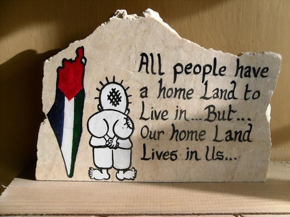 Tutte le persone hanno una patria per vivere
ma la nostra patria vive in noi.