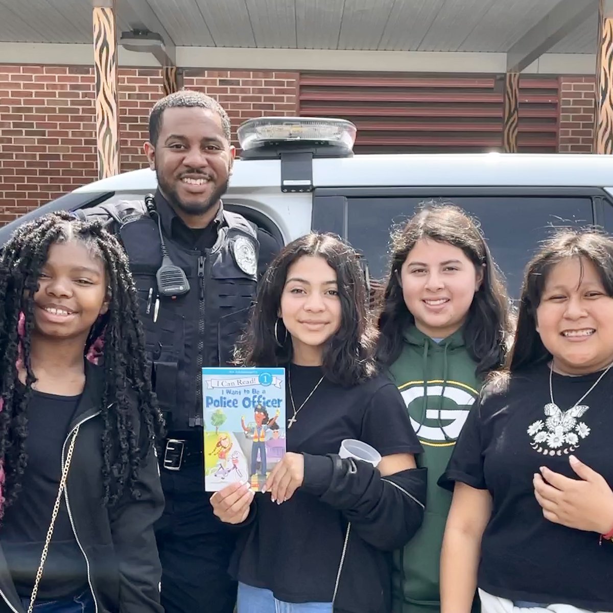 SterlingElemen1's tweet photo. When Career Day AND Books on Break fall on the same day! 📚 👮♀️ 👨🚒 🦷 🪥 👟 @CharMeckSchools @PromisingPages #sterlingpride🐯 #BooksonBreak #SiSePuede #YesWeCan #CareerDay2023 https://t.co/AsCoP9MJZ3