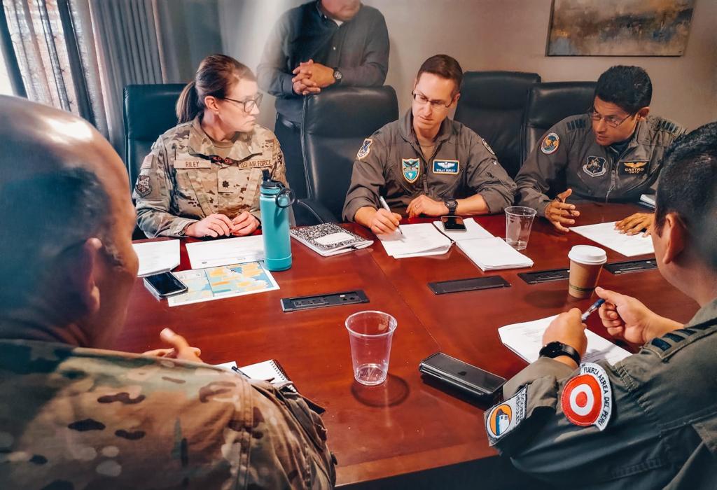 #NoticiasFAP | Una delegación de la Fuerza Aérea del Perú arribó a Tucson (Arizona – EE.UU.) para participar en la Conferencia de Planificación Inicial del ejercicio denominado “Resolute Sentinel Perú 2024 (RS24)”. (1/3)