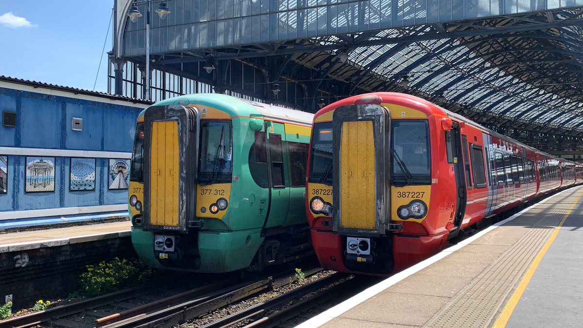 LudwigTails's tweet image. As much as I hate the class 387s.
I love the class 377 and class 387 beside each other.
And southern’s livery is kind of a contrast to gatwick express’ livery. It always looks nice with each other.

@SouthernRailUK @GatwickExpress #class377 #class387 #electrostars #southernrailuk