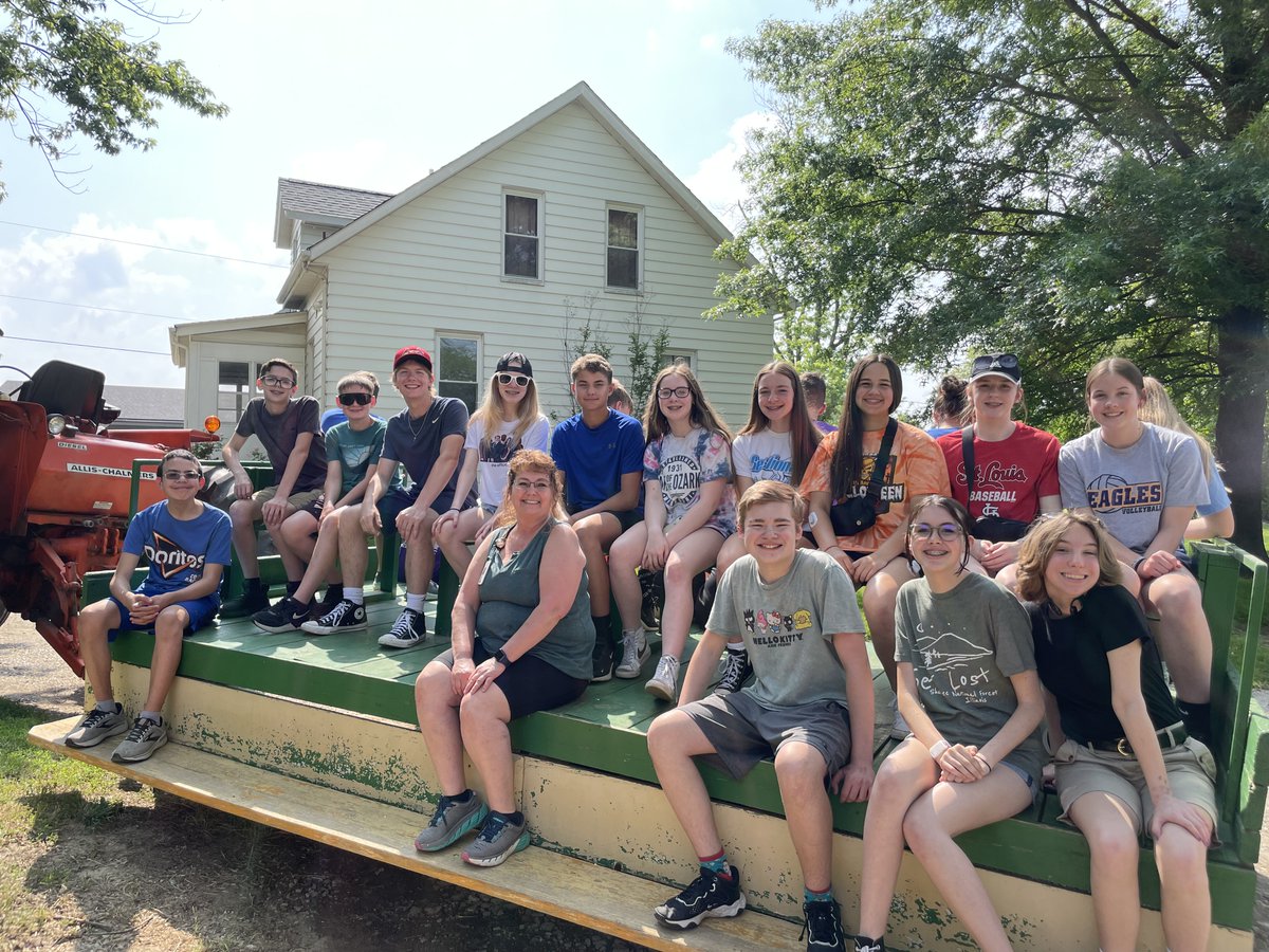 Wilbur_TrimpeMS's tweet photo. 8th Grade IMSA enjoyed a beautiful day at Braeutigam Orchards learning about their crops and retail systems! We even got to sample their famous apple cider slushies and apple cider donuts. #ThisIsTMS #GoEagles https://t.co/cBlzzfrcRH