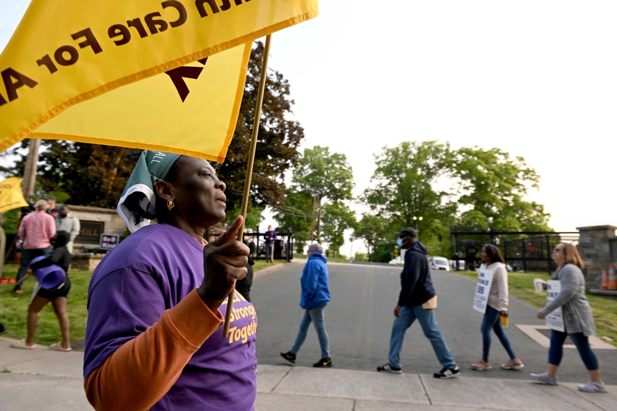 SEIU1199_NE's tweet photo. 1,700 group home workers are on strike today demanding a pathway to $25/hr minimum wage, affordable healthcare and funding for retirement after decades of service.
#Strike1199ne
#PathwayTo25
#EndPovertyForCaregivers
#StrikeForMoralBudgetCT
#FundOurFutureCT
#SEIU1199NE https://t.co/24sAj0NALa