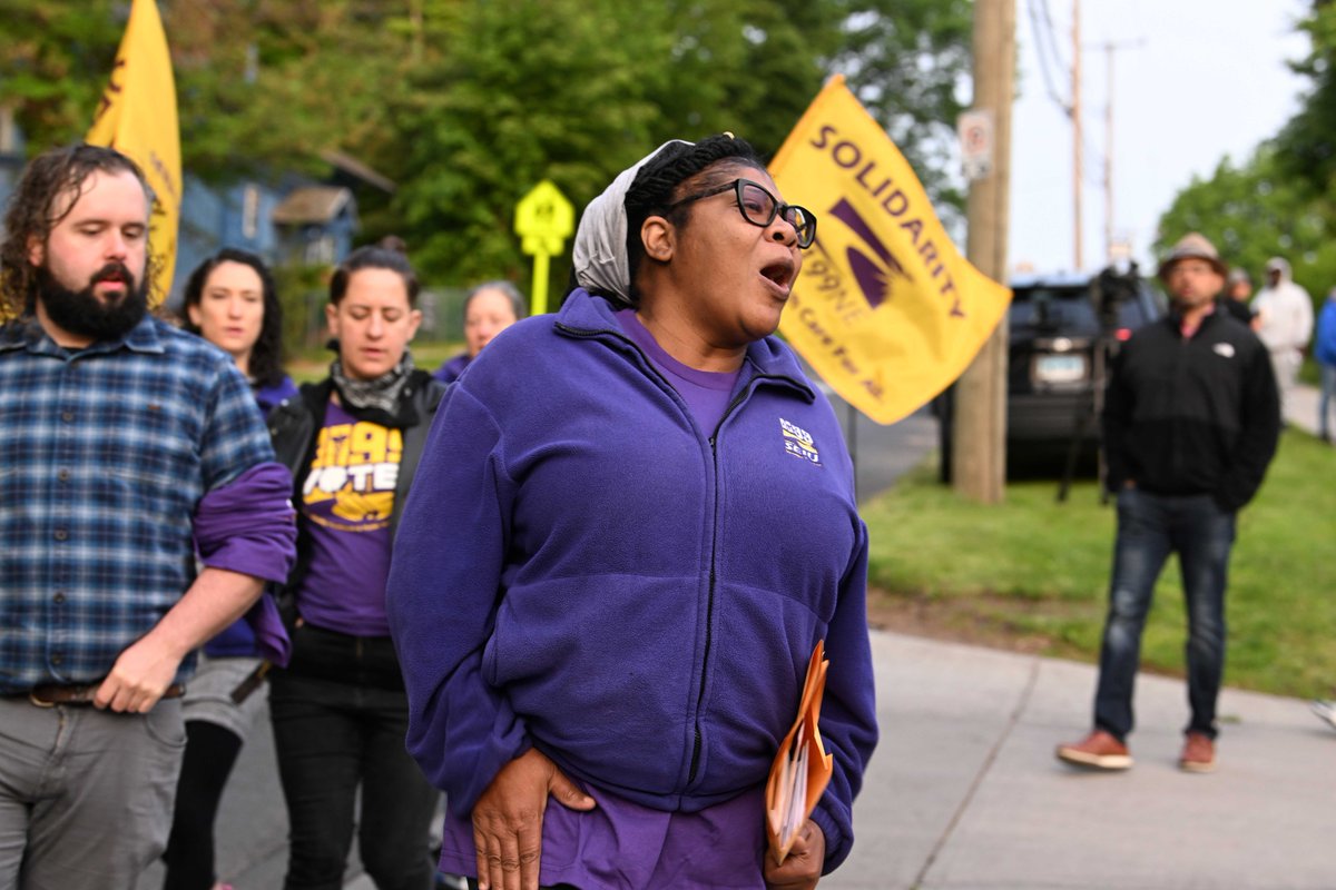 SEIU1199_NE's tweet photo. 1,700 group home workers are on strike today demanding a pathway to $25/hr minimum wage, affordable healthcare and funding for retirement after decades of service.
#Strike1199ne
#PathwayTo25
#EndPovertyForCaregivers
#StrikeForMoralBudgetCT
#FundOurFutureCT
#SEIU1199NE https://t.co/24sAj0NALa