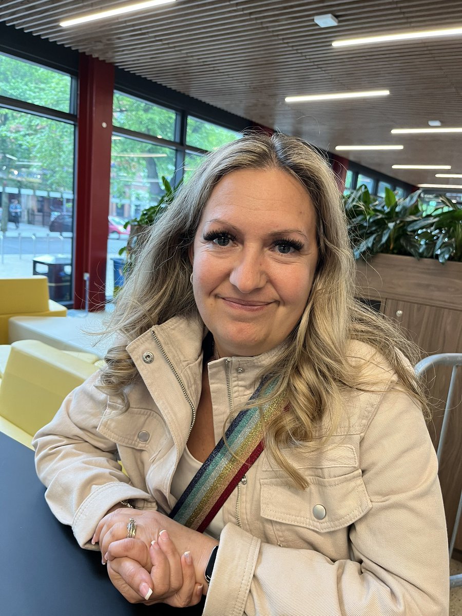 LeightonOliver's tweet image. DMA’s at Mandela Hall, Belfast. Let’s do this💙💙 #dmas #Queens #mandelahall