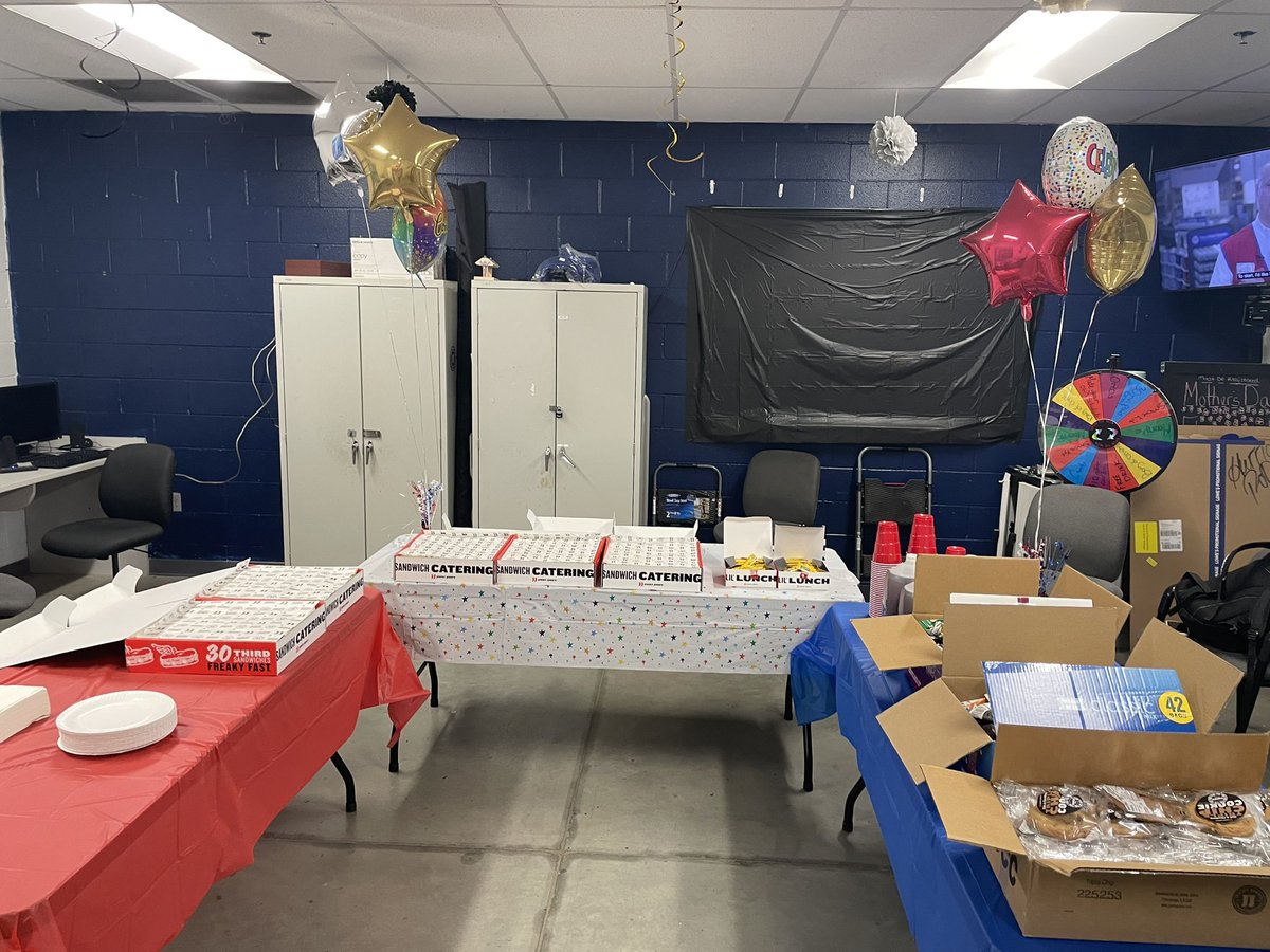 Celebrating with the team at 2698 for winning the Make It Rain Credit Contest! Shout out to Sam, Marci, Robert and Megin for being top performers! Great job team!! 🎉🌟 <a href="/lauraj2020/">lauraj20</a> <a href="/eric_marler/">Eric Marler</a> <a href="/PresnellLars/">Lars Presnell</a> <a href="/BenitoKomadina/">Benito.Komadina@Lowes</a> <a href="/BlueBoxR1/">@BlueBoxR1</a>