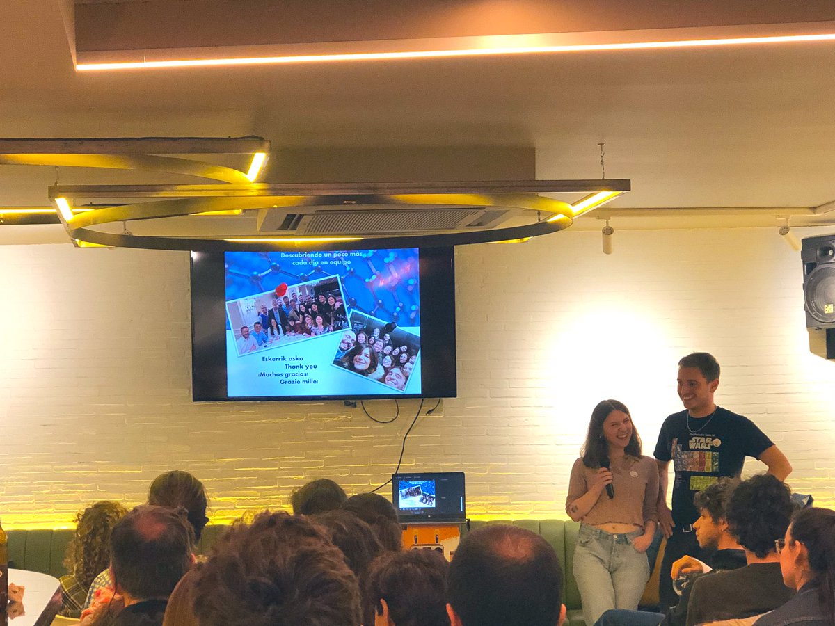 eleyygriega's tweet photo. Tercer y último día de @pintofscienceES! Hoy en Ñam Bentaberri, representación de @LabCarbon! @cecilia_wetzl y @MisiaGiuseppe95 hablando del Grafeno y sus aplicaciones ⚡️ #PINT22DSS @DivulgaDonosti https://t.co/wJ8dHS1FfJ
