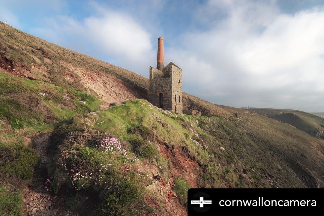 Towanroath pumping engine house. St Agnes Head which was used as a film location for the closing scenes of #Poldark Series 1 is about 500m from this iconic building. For full details about all #Poldark film locations visit poldarkguide.com Great photo by @cornwalloncamera