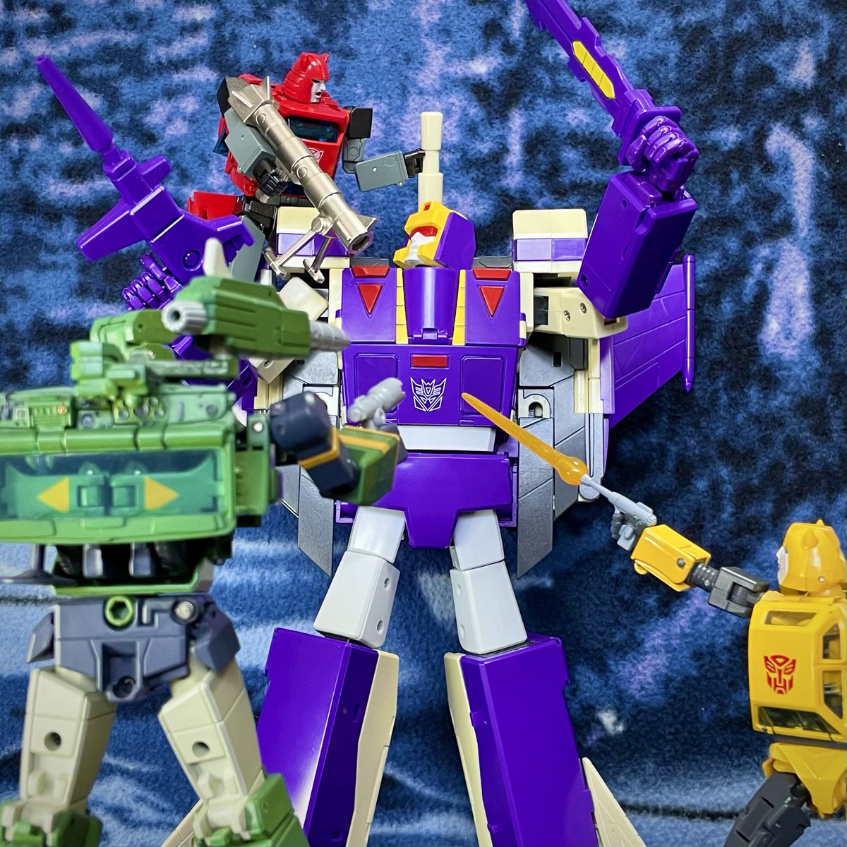 Melee! Who wins? 

#Transformers #toys #Autobots #Decepticons #melee